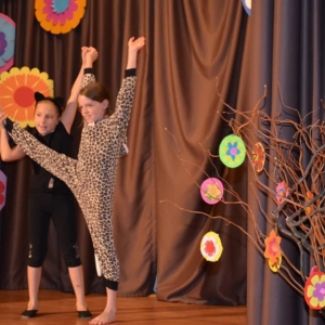 Zdjęcie przedstawia uczestniczki półkolonii podczas występu w Talent Show w GOKu
