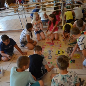 Zdjęcie przedstawia wspólną pracę plastyczną tworzenia znaku grupy