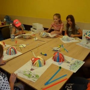 Zdjęcie przedstawia uczestników półkolonii podczas wykonywania pracy plastycznej