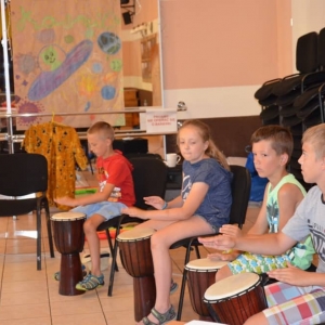 Zdjęcie przedstawia uczestników półkolonii podczas warsztatów muzycznych
