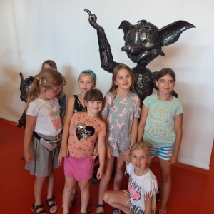 Zdjęcie przedstawia uczestników półkolonii podczas wizyty w Galerii Figur Stalowych
