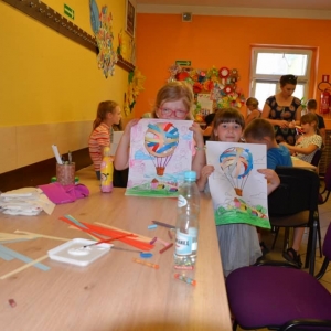 Zdjęcie przedstawia uczestników półkolonii podczas wykonywania pracy plastycznej
