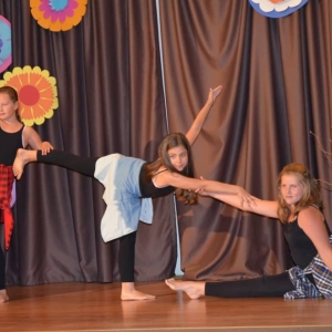 Zdjęcie przedstawia uczestniczki półkolonii podczas występu w Talent Show w GOKu