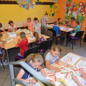 Zdjęcie przedstawia uczestników półkolonii podczas wykonywania pracy plastycznej