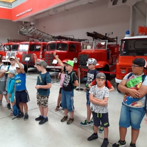 Zdjęcie przedstawia uczestników półkolonii podczas wizyty w Muzeum Straży Pożarnej