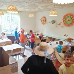 Zdjęcie przedstawia uczestników półkolonii podczas wykonywania pracy plastycznej w Osikowej Dolinie