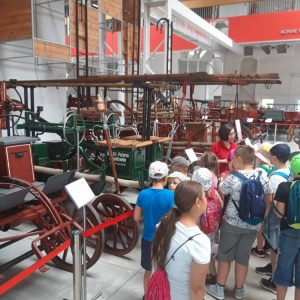 Zdjęcie przedstawia uczestników półkolonii podczas wizyty w Muzeum Straży Pożarnej