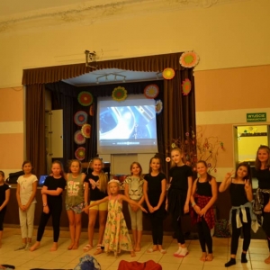 Zdjęcie przedstawia uczestników półkolonii biorących udział w występach Talent Show w GOKu