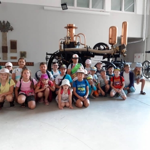 Zdjęcie przedstawia uczestników półkolonii podczas wizyty w Muzeum Straży Pożarnej