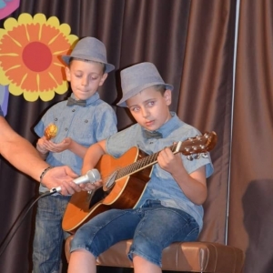 Zdjęcie przedstawia uczestników półkolonii podczas występu w Talent Show w GOKu