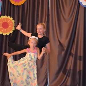 Zdjęcie przedstawia uczestniczki półkolonii podczas występu w Talent Show w GOKu