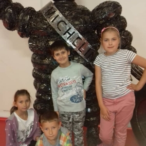Zdjęcie przedstawia uczestników półkolonii podczas wizyty w Galerii Figur Stalowych