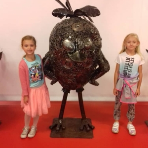 Zdjęcie przedstawia uczestniczki półkolonii podczas wizyty w Galerii Figur Stalowych