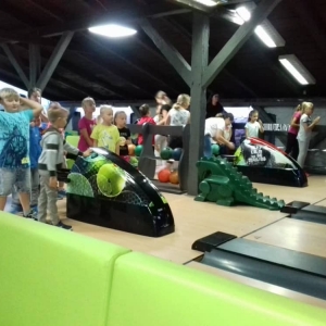 Zdjęcie przedstawia uczestników półkolonii podczas wizyty w Bawilandii