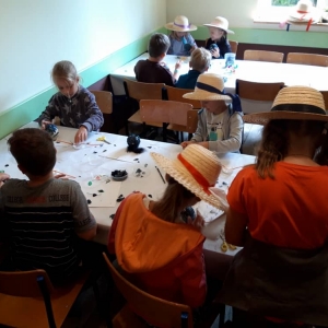 Zdjęcie przedstawia uczestników półkolonii podczas warsztatów w Osikowej Dolinie