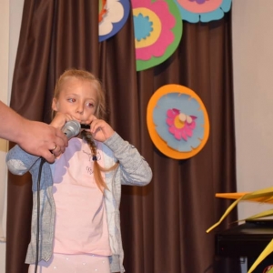 Zdjęcie przedstawia uczestniczkę półkolonii podczas występu w Talent Show w GOKu