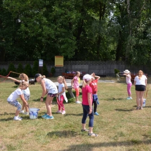 Zdjęcie przedstawia uczestników półkolonii podczas wspólnej zabawy na boisku sportowym w Nakle Śl.