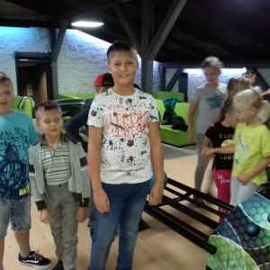 Zdjęcie przedstawia uczestników półkolonii podczas wizyty w kręgielni