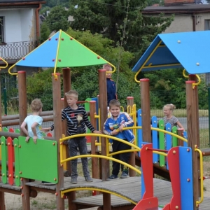 Zdjęcie przedstawia uczestników półkolonii na placu zabaw