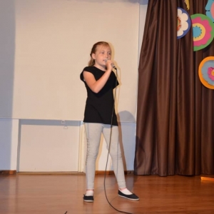 Zdjęcie przedstawia uczestniczkę półkolonii podczas występu w Talent Show w GOKu
