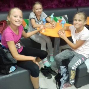 Zdjęcie przedstawia uczestników półkolonii podczas wizyty w Bawilandii