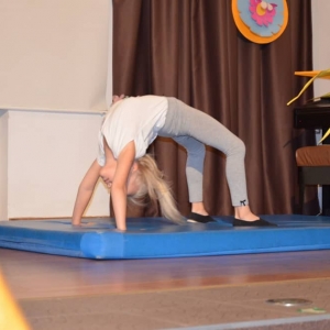 Zdjęcie przedstawia uczestniczkę półkolonii podczas występu w Talent Show w GOKu