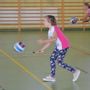 Zdjęcie przedstawia uczestników półkolonii podczas zajęć sportowych na Hali Sportowej w Nakle Śl.