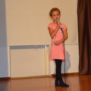 Zdjęcie przedstawia uczestniczkę półkolonii podczas występu w Talent Show w GOKu