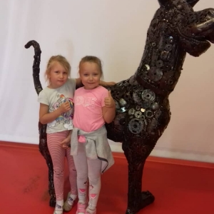 Zdjęcie przedstawia uczestniczki półkolonii podczas wizyty w Galerii Figur Stalowych