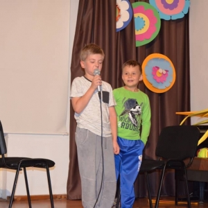 Zdjęcie przedstawia uczestników półkolonii podczas występu w Talent Show w GOKu
