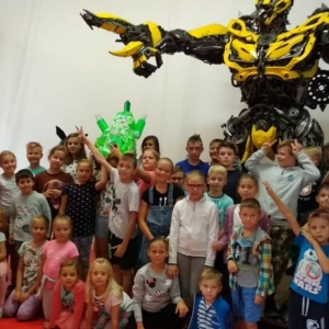 Zdjęcie przedstawia uczestników półkolonii podczas wizyty w Galerii Figur Stalowych