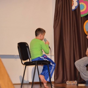 Zdjęcie przedstawia uczestników półkolonii podczas występu w Talent Show w GOKu