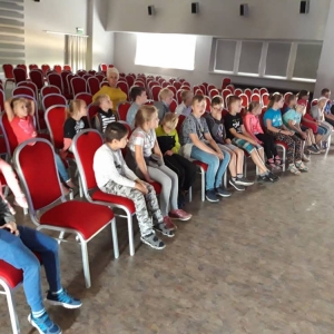 Zdjęcie przedstawia uczestników półkolonii podczas wizyty w Muzeum Straży Pożarnej