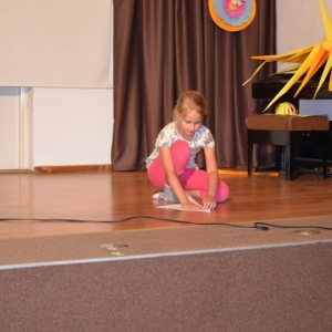Zdjęcie przedstawia uczestniczkę półkolonii podczas występu w Talent Show w GOKu