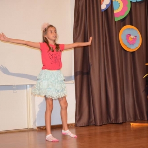Zdjęcie przedstawia uczestniczkę półkolonii podczas występu w Talent Show w GOKu