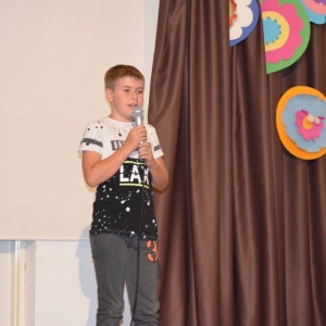 Zdjęcie przedstawia uczestnika półkolonii podczas występu w Talent Show w GOKu