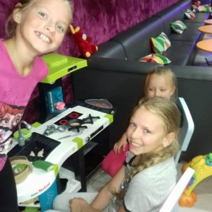 Zdjęcie przedstawia uczestników półkolonii podczas wizyty w Bawilandii