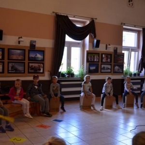 Zdjęcie przedstawia uczestników półkolonii podczas warsztatów muzycznych