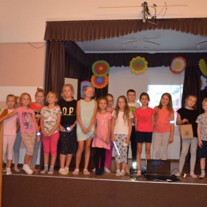 Zdjęcie przedstawia uczestników półkolonii biorących udział w występach Talent Show w GOKu