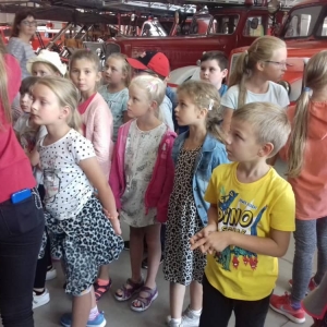 Zdjęcie przedstawia uczestników półkolonii podczas wizyty w Muzeum Straży Pożarnej
