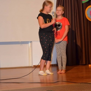 Zdjęcie przedstawia uczestniczki półkolonii podczas występu w Talent Show w GOKu