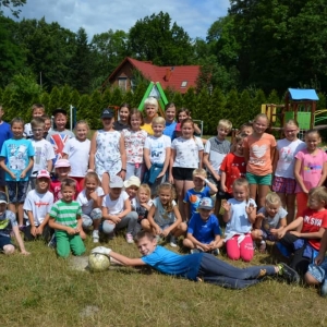 Zdjęcie przedstawia uczestników półkolonii na boisku sportowym w Nakle Śl.