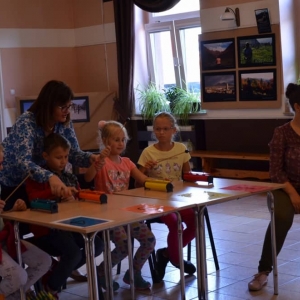 Zdjęcie przedstawia uczestników półkolonii podczas warsztatów muzycznych
