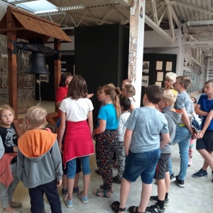 Zdjęcie przedstawia uczestników półkolonii podczas wizyty w Muzeum Straży Pożarnej