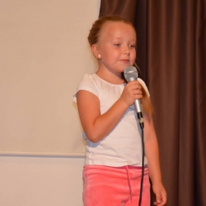Zdjęcie przedstawia uczestniczkę półkolonii podczas występu w Talent Show w GOKu