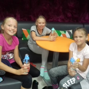 Zdjęcie przedstawia uczestników półkolonii podczas wizyty w Bawilandii
