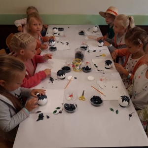 Zdjęcie przedstawia uczestników półkolonii podczas warsztatów w Osikowej Dolinie