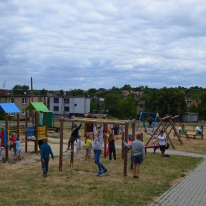 Zdjęcie przedstawia uczestników półkolonii na placu zabaw