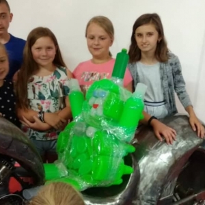 Zdjęcie przedstawia uczestników półkolonii podczas wizyty w Galerii Figur Stalowych