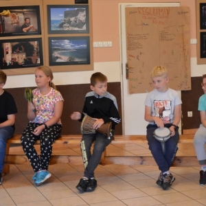 Zdjęcie przedstawia uczestników półkolonii podczas warsztatów muzycznych